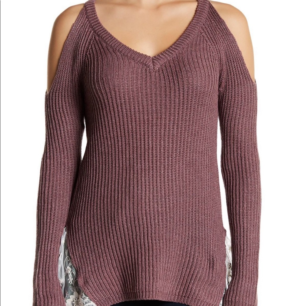Cold shoulder Sweater with lace details at the hip